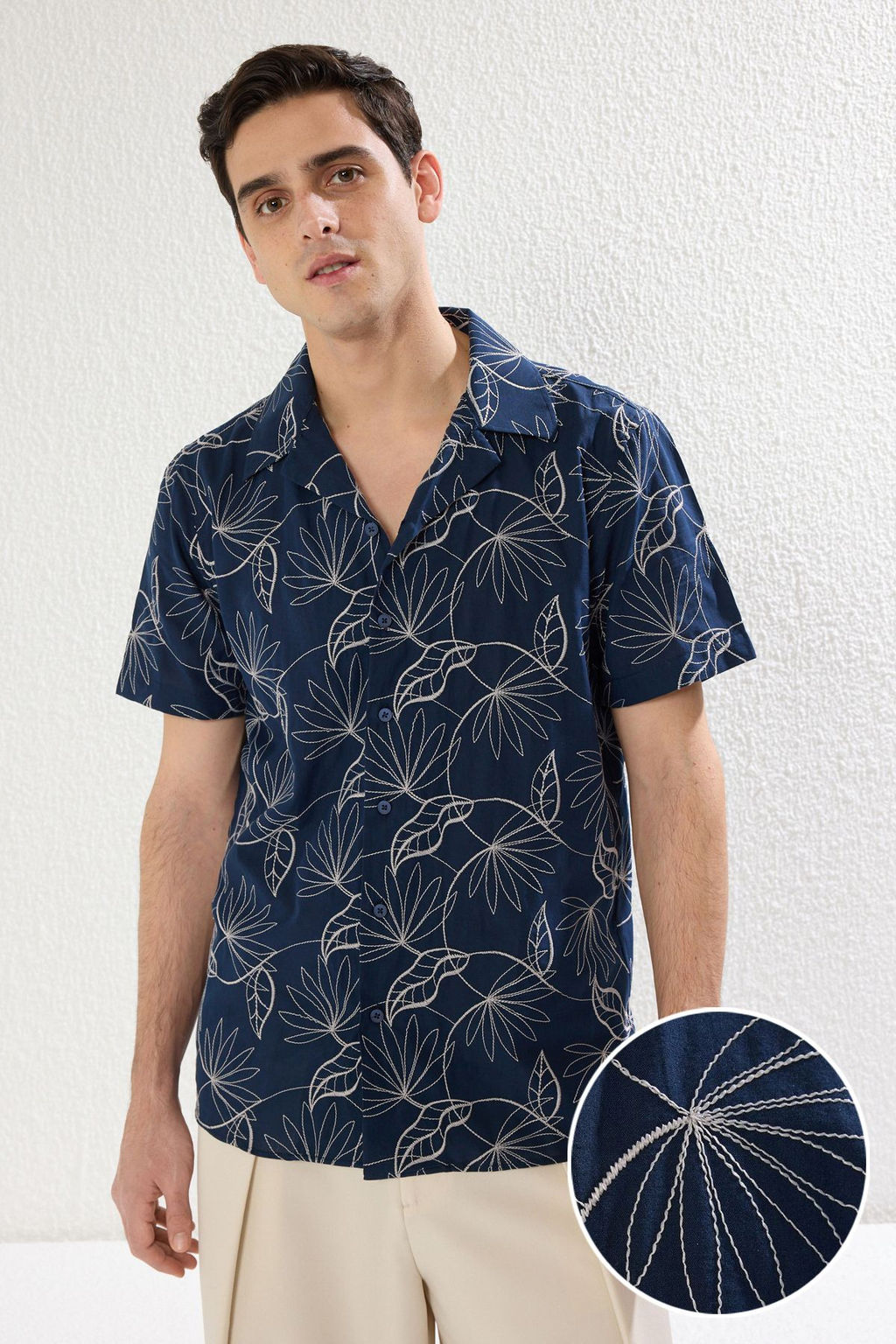 TRENDYOL MAN Lacivert Regular Fit Nak?s Detayl? Brode Gomlek TMNSS25GO00027