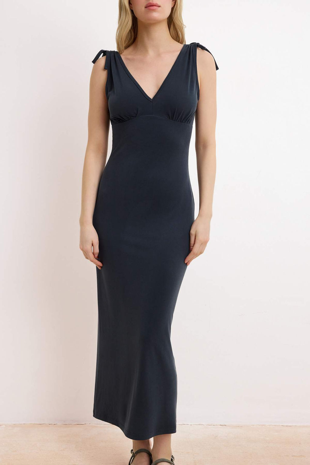 Antrasit Bodycon V Yaka Kolsuz Baglama Detayl? Maxi Modal Orme Elbise TWOSS26EL00205