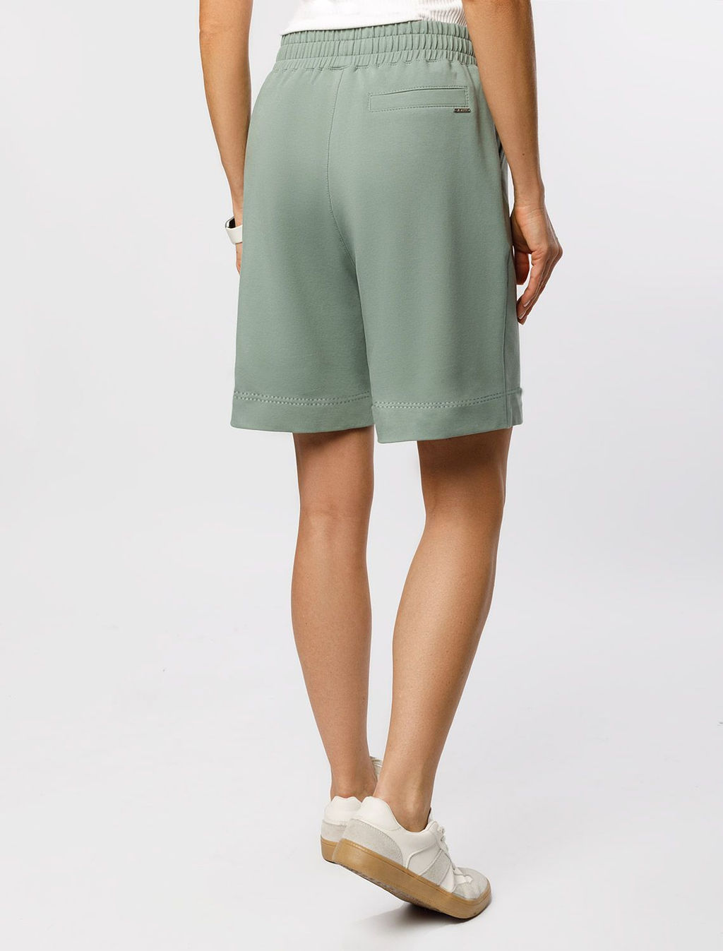 D48.010 Шорты женские св.оливковый