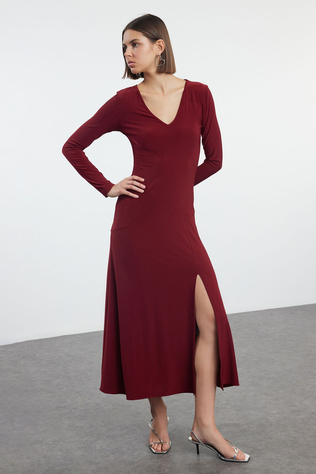 Trendyolmilla Siyah Duz V Yaka Etegi Volanl? Skater/Belden Ac?lan Esnek Maxi Orme Elbise TWOAW25EL00111  фото 7