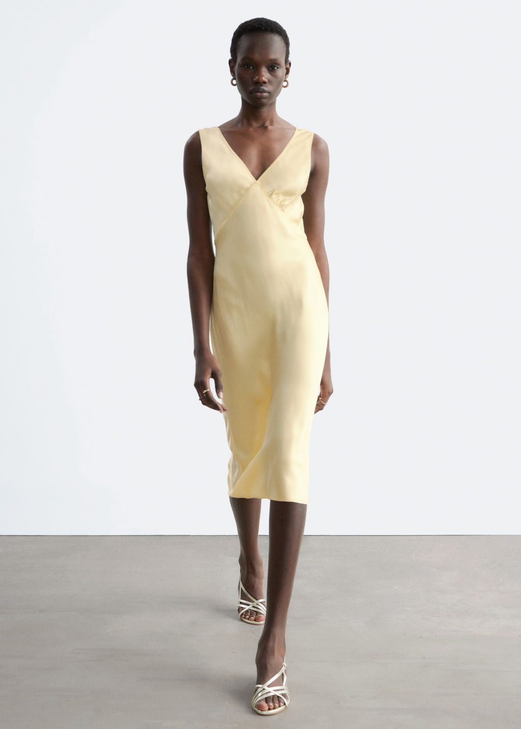 Vestido midi lencero con escote en pico - H&m фото 4