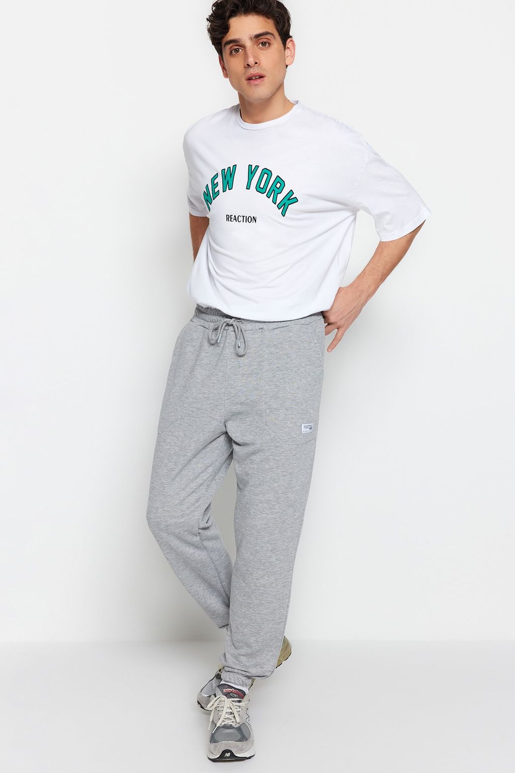 TRENDYOL MAN Ekru Regular Fit Etiket Aplikeli Cepleri Dikisli Esofman Alt? TMNSS23EA00010 - Trendyolmilla фото 7