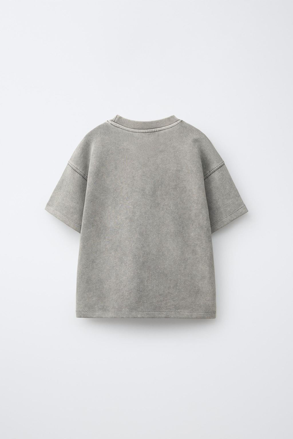 CAMISETA EFECTO LAVADO GRAFFITI / Gris