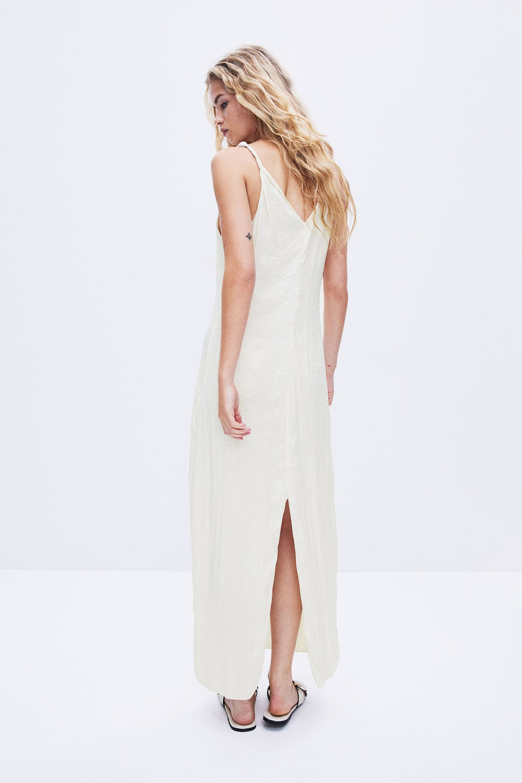 Vestido de saten arrugado con detalle girado - H&m фото 2