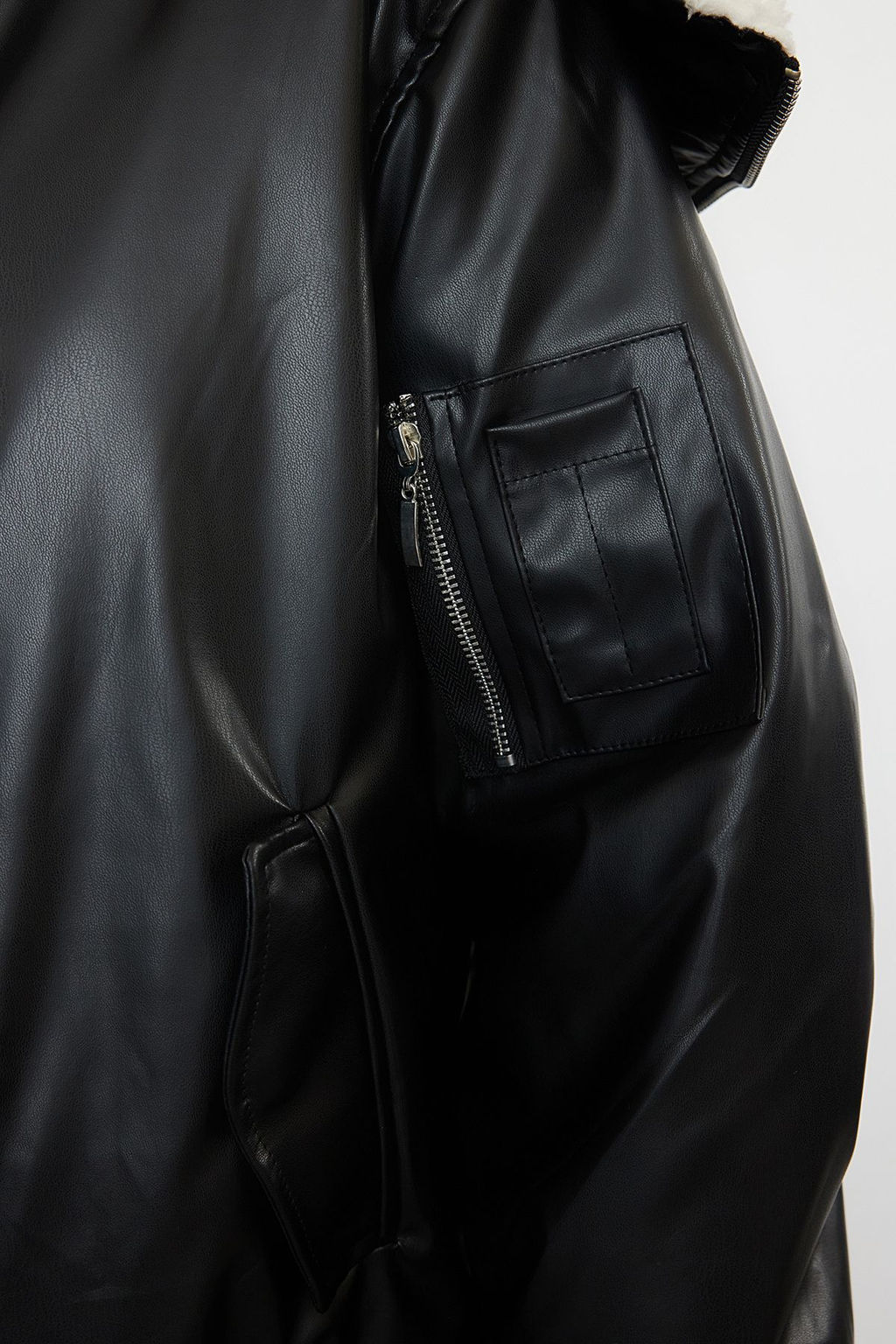 Siyah Oversize Kal?p Kapusonlu Pelus Detayl? Kapitone Sisme Mont TWOAW25MO00120