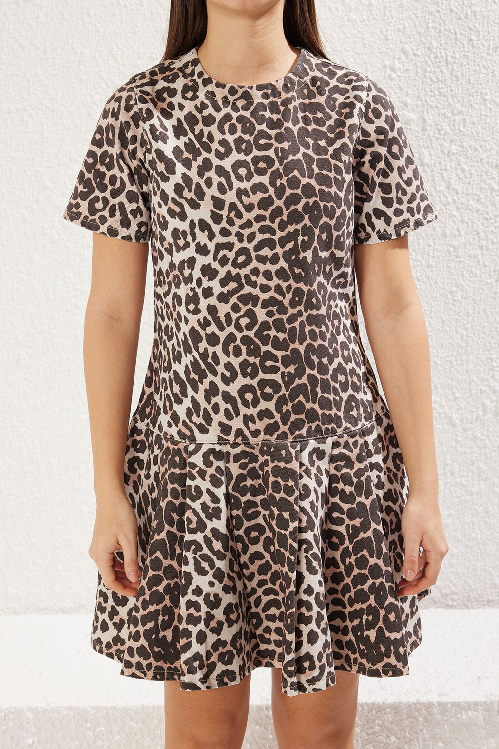 Trendyolmilla Cok Renkli Leopar Desenli Etegi F?rf?rl? Kahverengi Mini Denim Elbise TWOSS25EL00079  фото 3