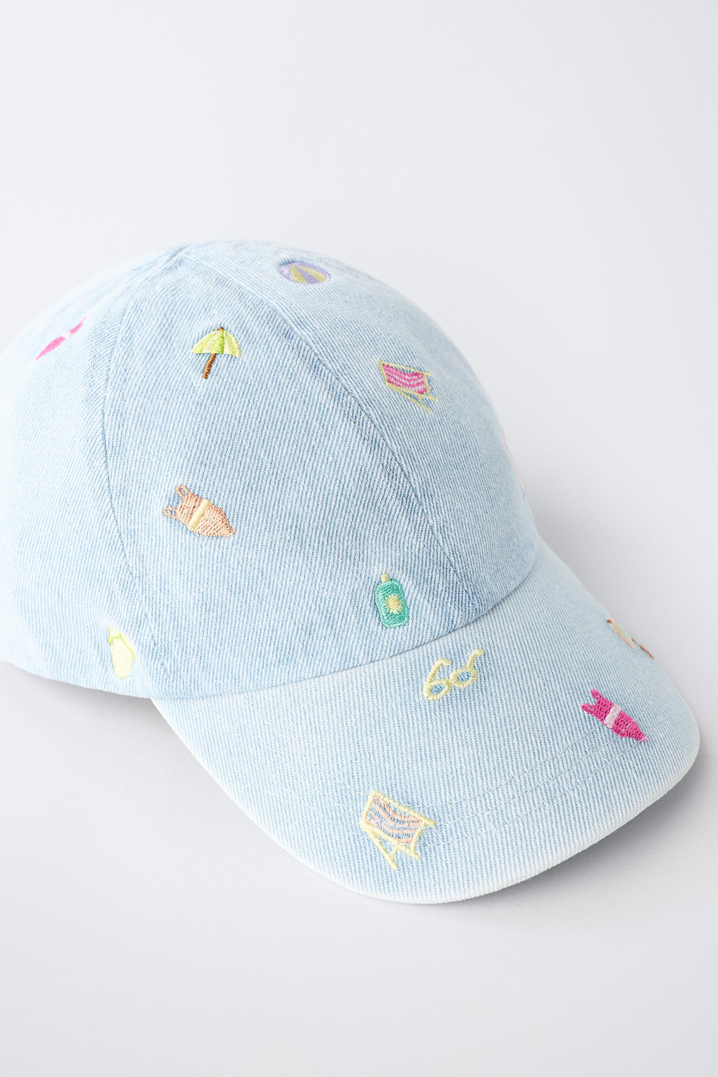 GORRA DENIM BORDADOS VERANO / Azul claro