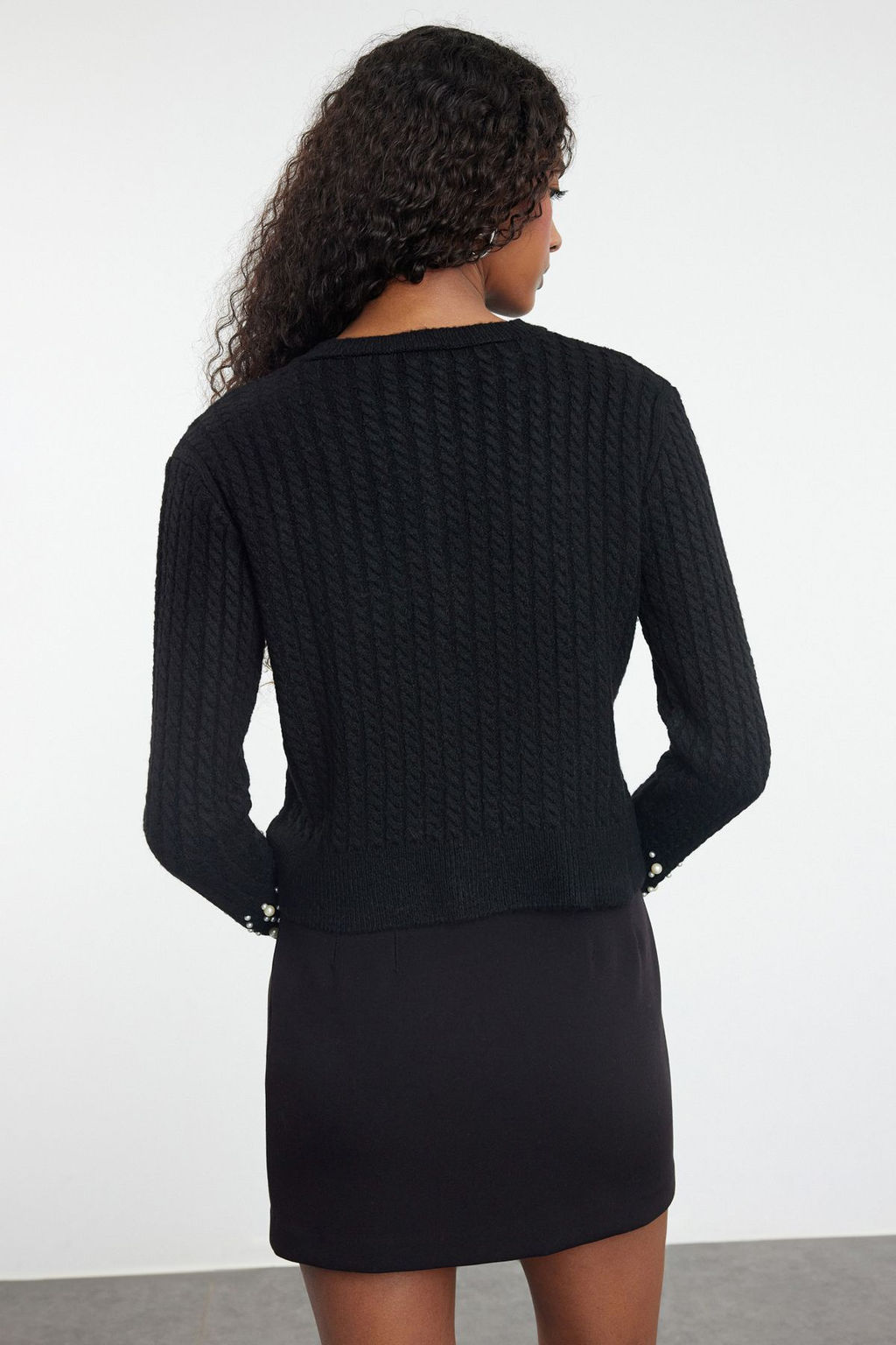 TRENDYOLMILLA Siyah Crop Yumusak Dokulu Inci Detayl? Ceket Gorunumlu Triko H?rka TWOAW25HI00184 фото 5