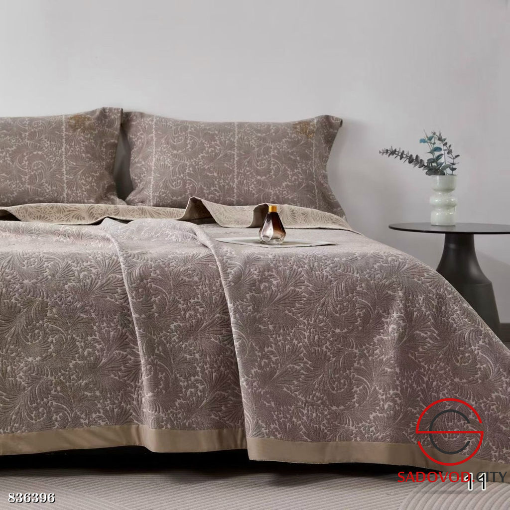 Покрывало на кровать с двумя наволочками