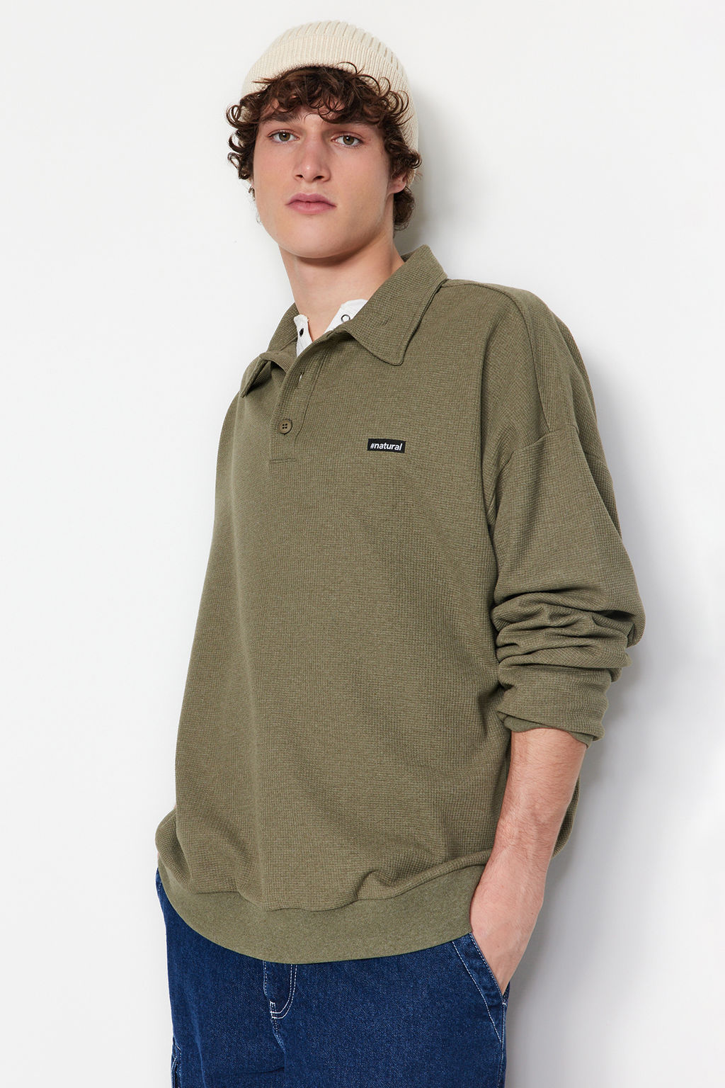 TRENDYOL MAN Siyah Erkek Oversize/Genis Kesim Etiketli Dokulu Pamuklu Polo Yaka Sweatshirt TMNAW24SW00224 - Trendyolmilla фото 4