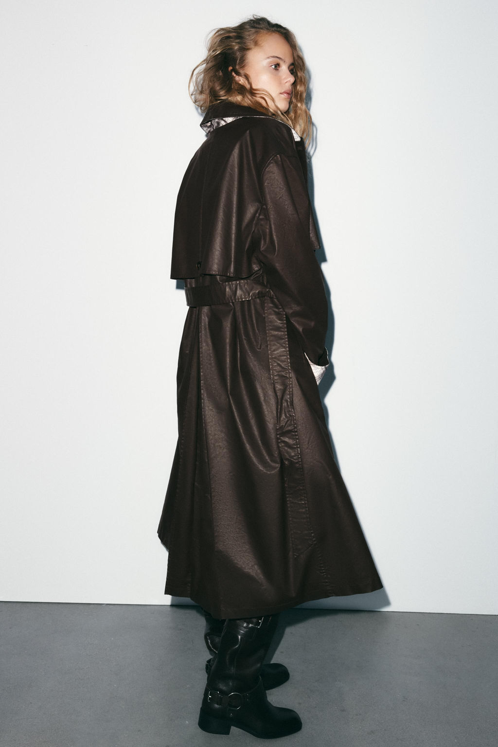 LONG WAXED CHECK TRENCH COAT - Zara фото 4