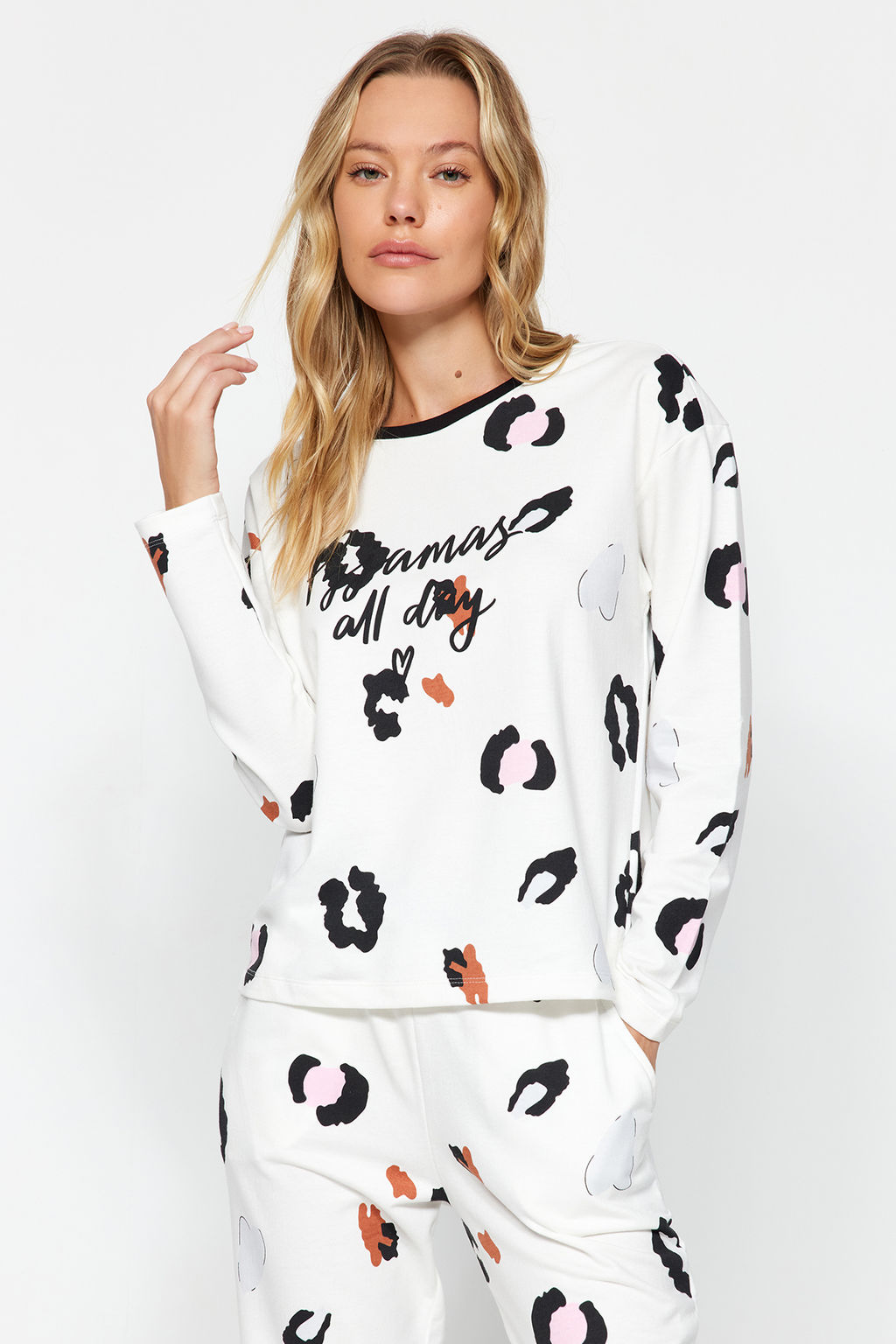 Beyaz %100 Pamuklu Leopar Desenli Sloganl? Tshirt-Jogger Orme Pijama Tak?m? THMAW24PT00211 - Trendyolmilla фото 5