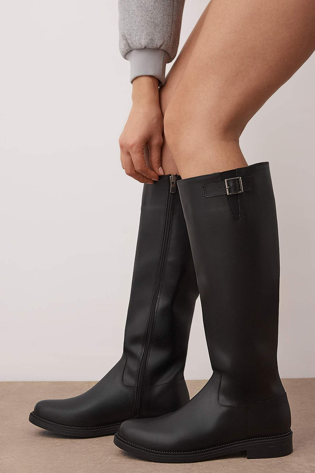 Siyah Toka Detayl? Duz Topuklu Binicilik Tarz? Kad?n Cizme
TAKAW26CZ00012