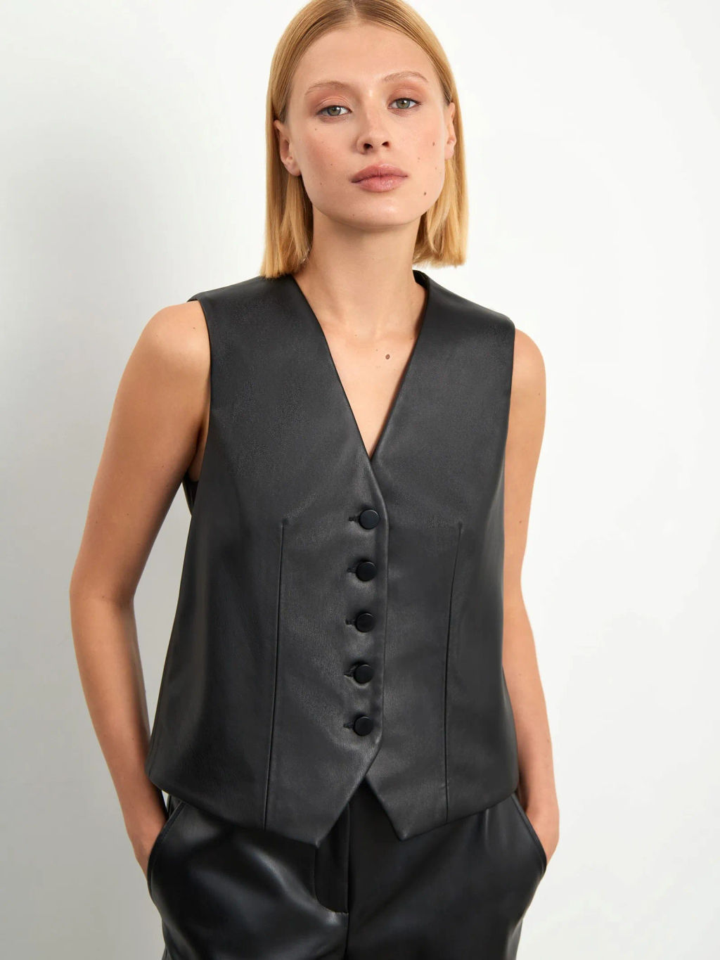 Жилет из экокожи - Emka фото 3