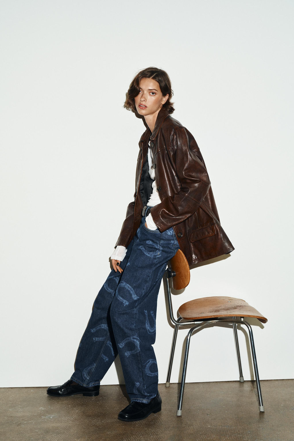 HIGH-WAIST HORSESHOE DETAIL TRF BARREL JEANS - Zara фото 4