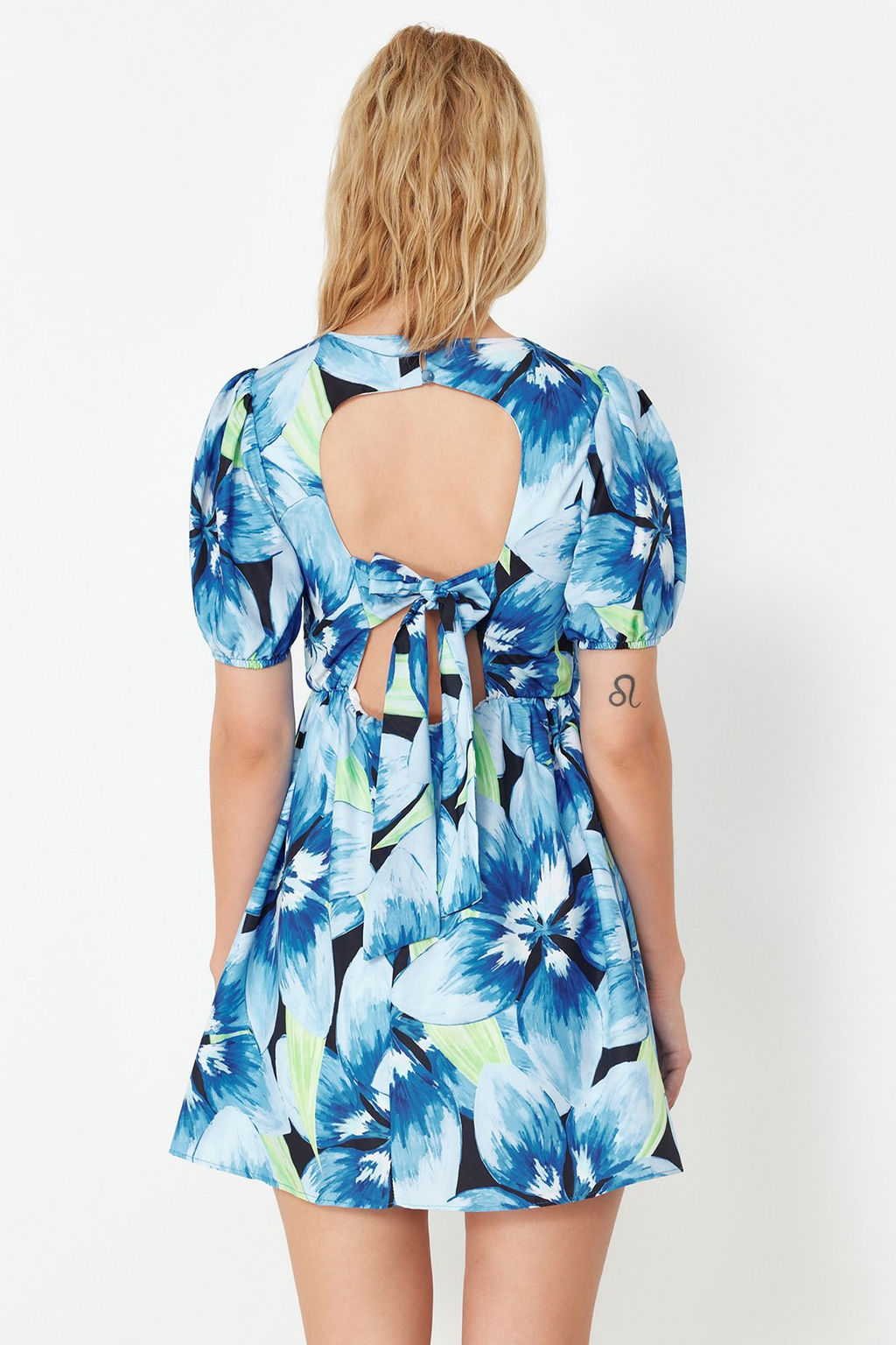 Lacivert Cicekli Skater/Belden Ac?lan S?rt Detayl? Mini Dokuma Elbise TWOSS22EL2858