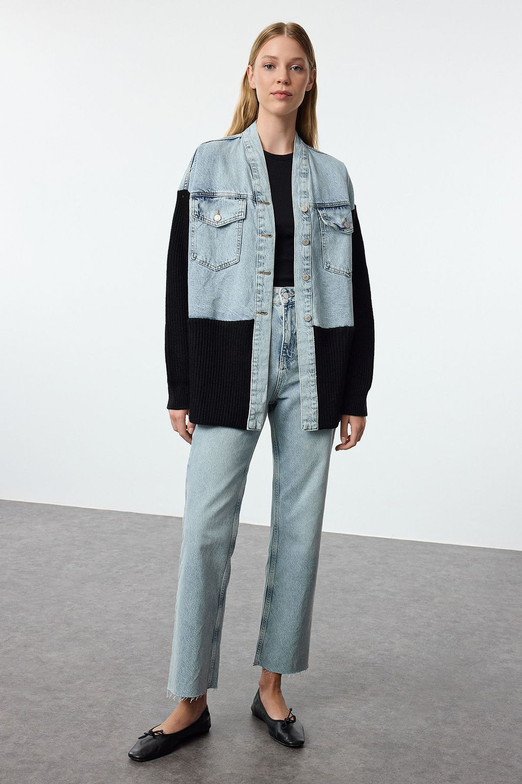 Mavi Siyah Triko Detayl? Kontrast Renk Bloklu Oversize Denim Ceket TWOAW25CE00025