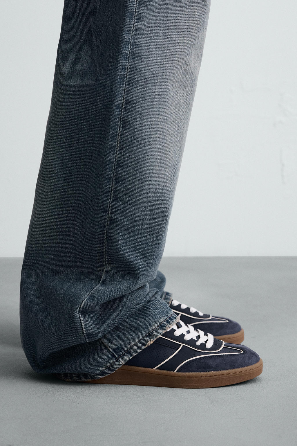 TRAINERS WITH CONTRAST SOLE