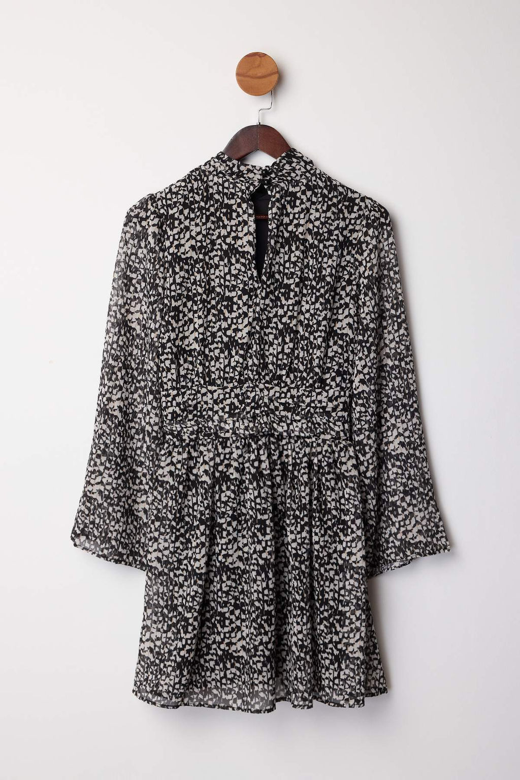 Siyah Geometrik Desenli Etegi Belden Ac?lan Sifon K?sa / Mini Dokuma Elbise TWOAW26EL00300