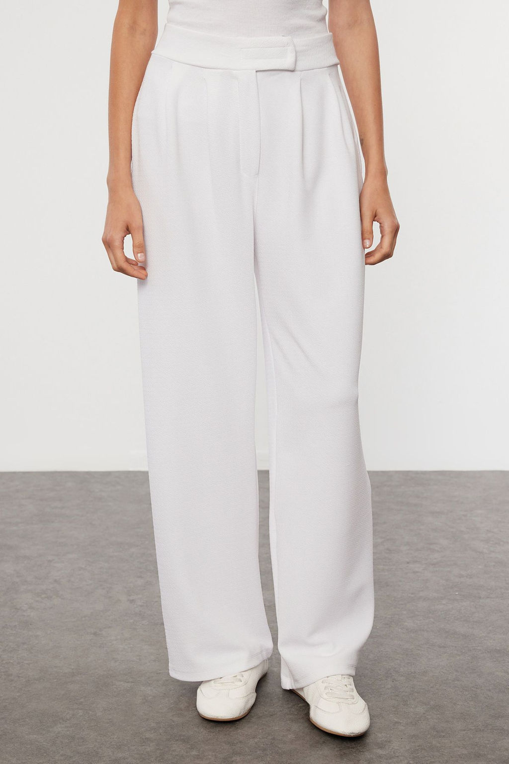 Beyaz C?rt C?rt Kapamal? Yuksek Bel Pileli Wide Leg Pantolon TWOAW24PL00177