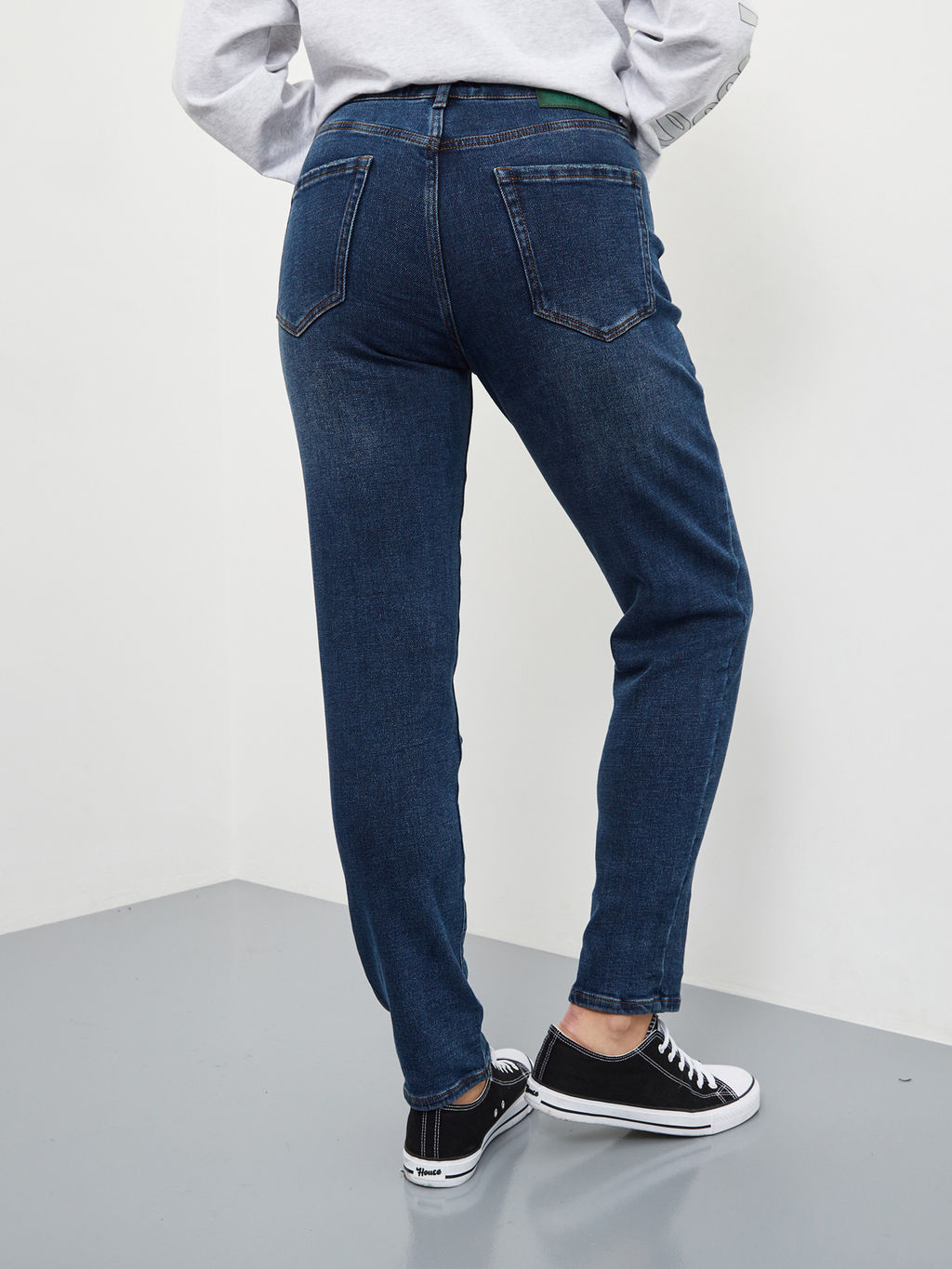 Утепленные женские джинсы мом с начесом - Mossmore фото 8