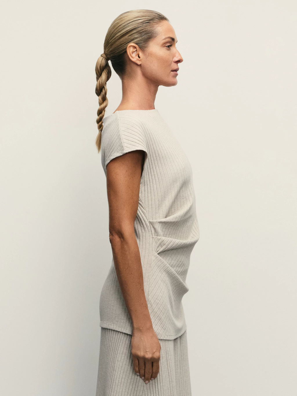 Топ со спущенным плечом и сборками / Zarina  фото 4