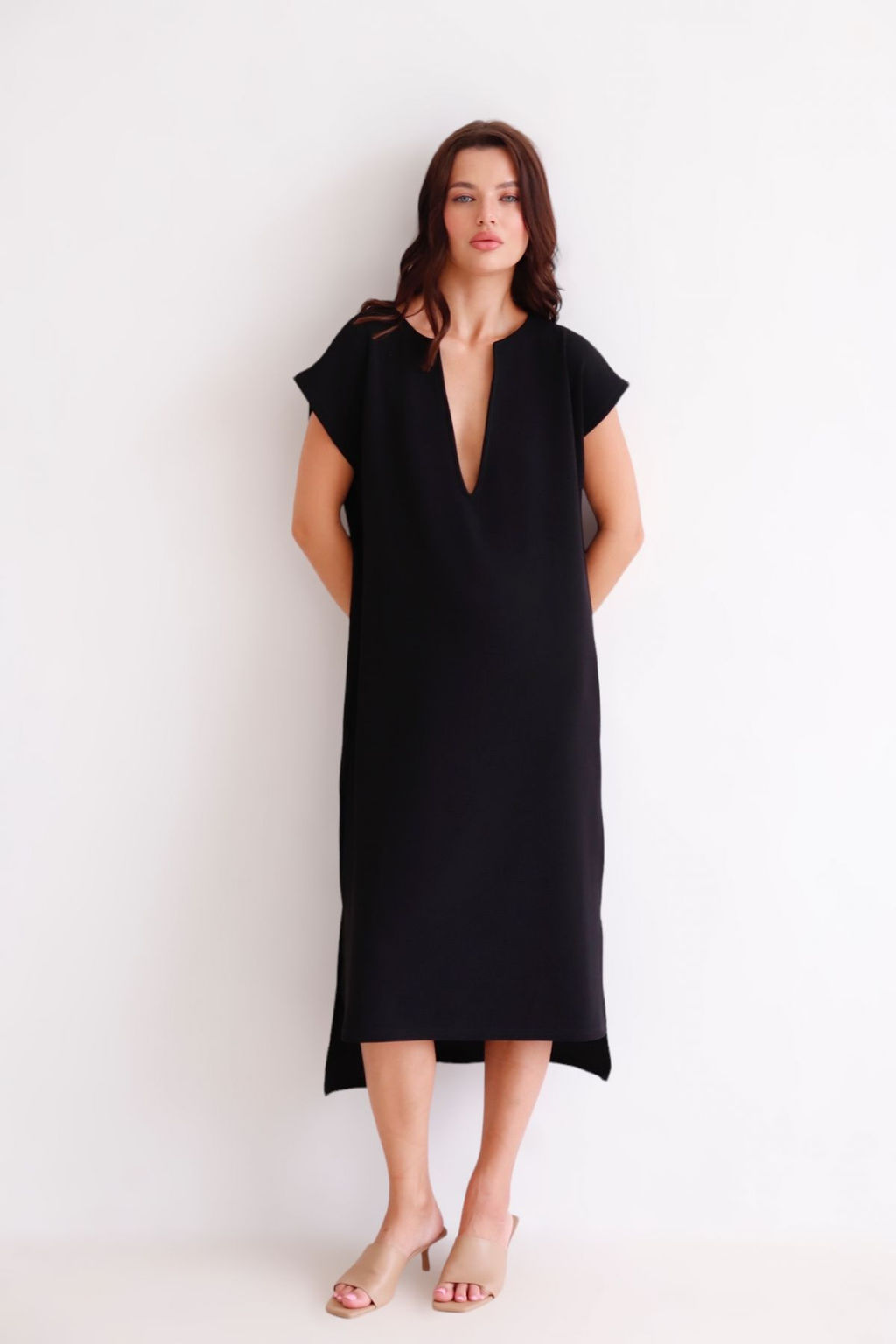 Martichelli Платье чёрное с глубоким вырезом летнее  фото 10