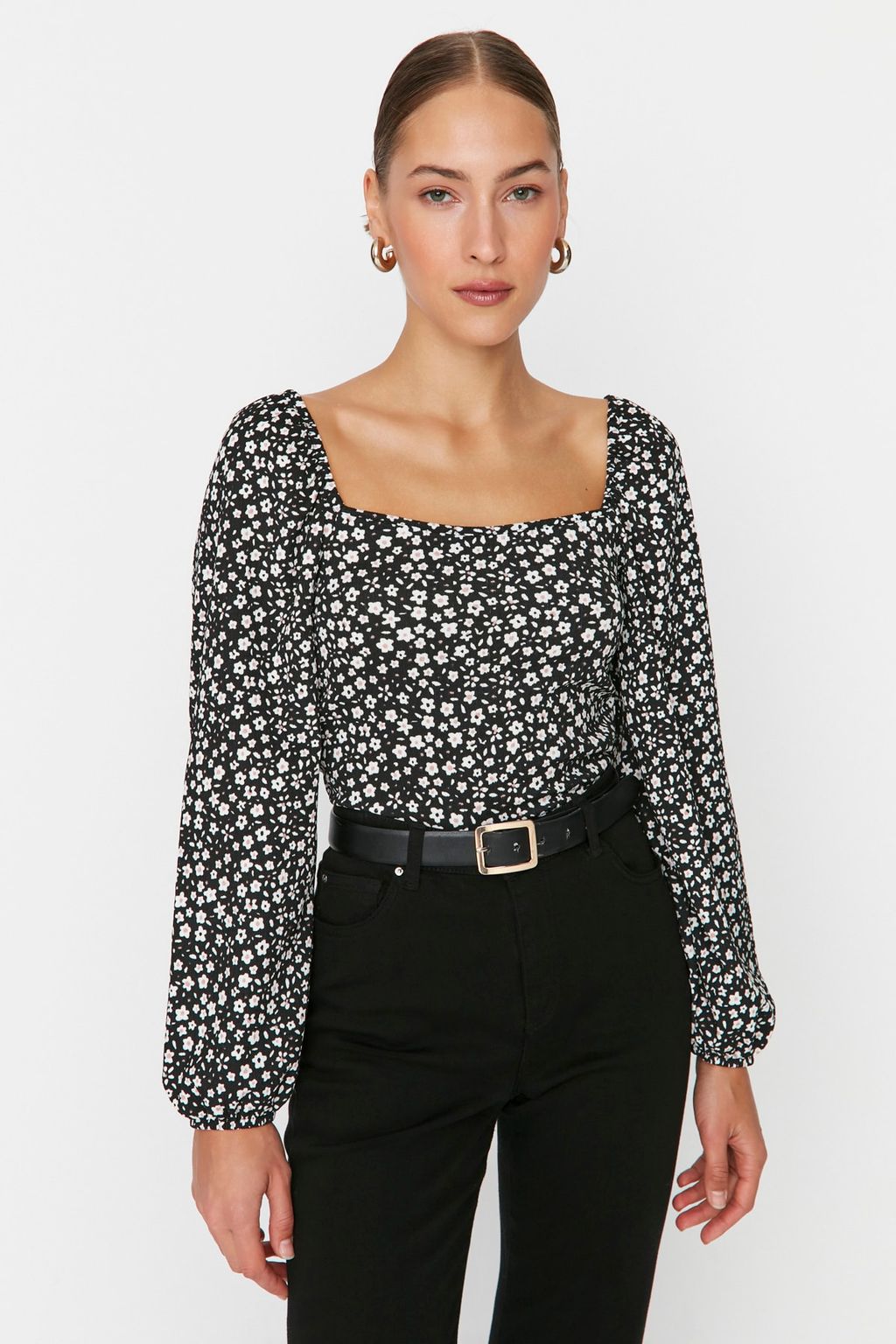 Trendyolmilla Siyah Cicek Desenli Fitted/Vucuda Oturan Kare Yaka Burumcuk/Dokulu Orme Bluz TWOAW22BZ0254