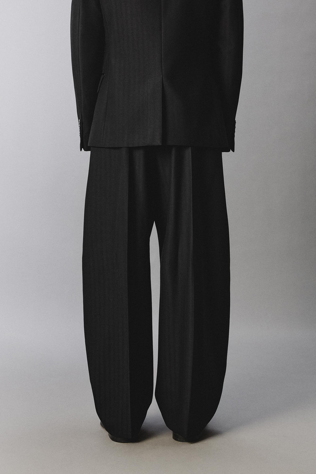 LIMITED EDITION CURVED FIT SUIT TROUSERS - Zara фото 21