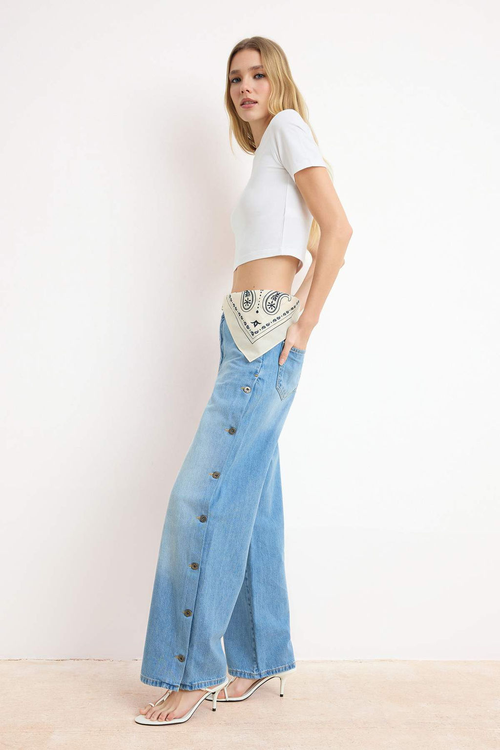 Mavi DOKUMLU Dugme Detayl? %100 Pamuk Yuksek Bel Wide Leg Jeans TWOSS26JE00081 - Trendyolmilla фото 4