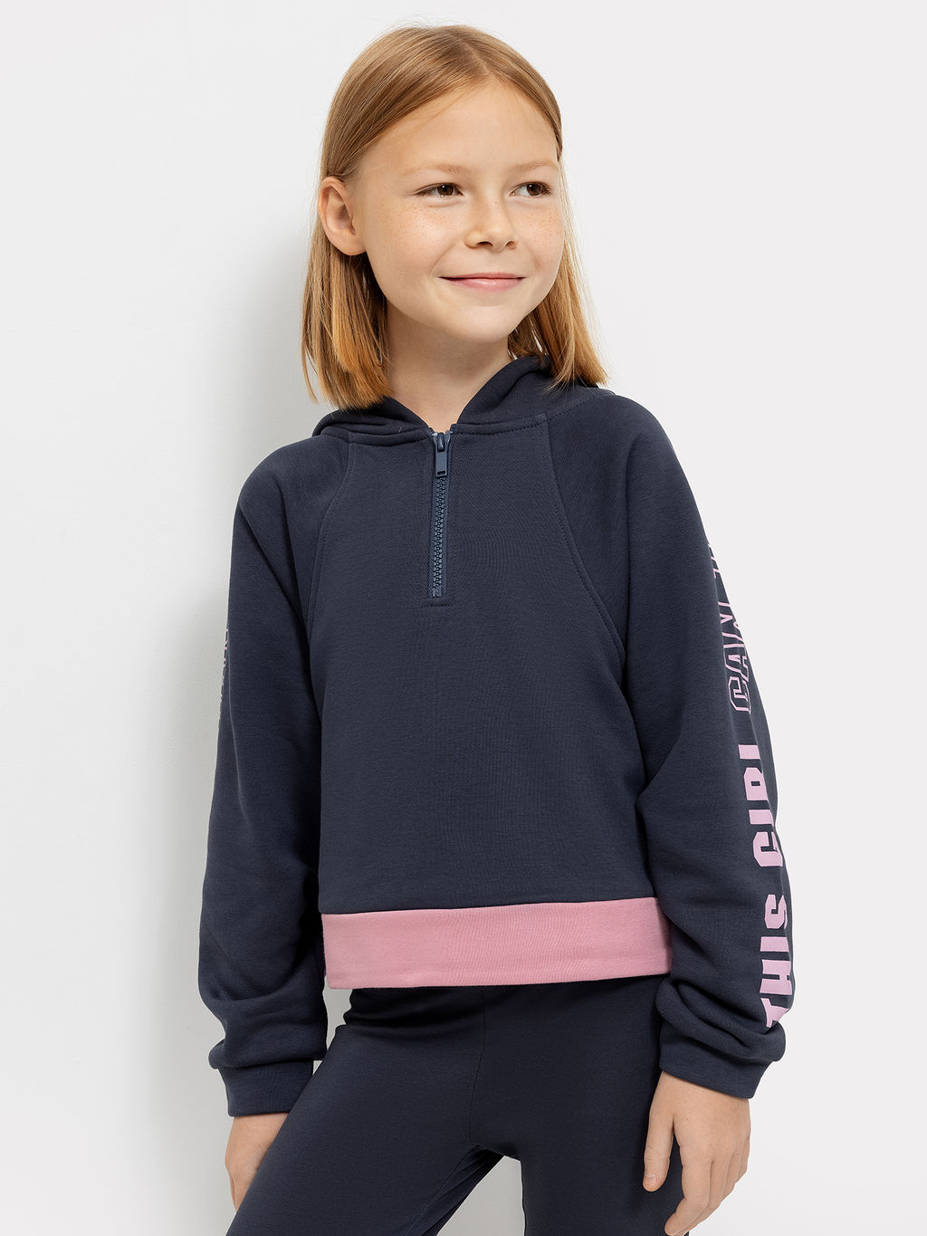 Худи графитового цвета с розовыми принтами на рукавах для девочек - Mark formelle фото 2