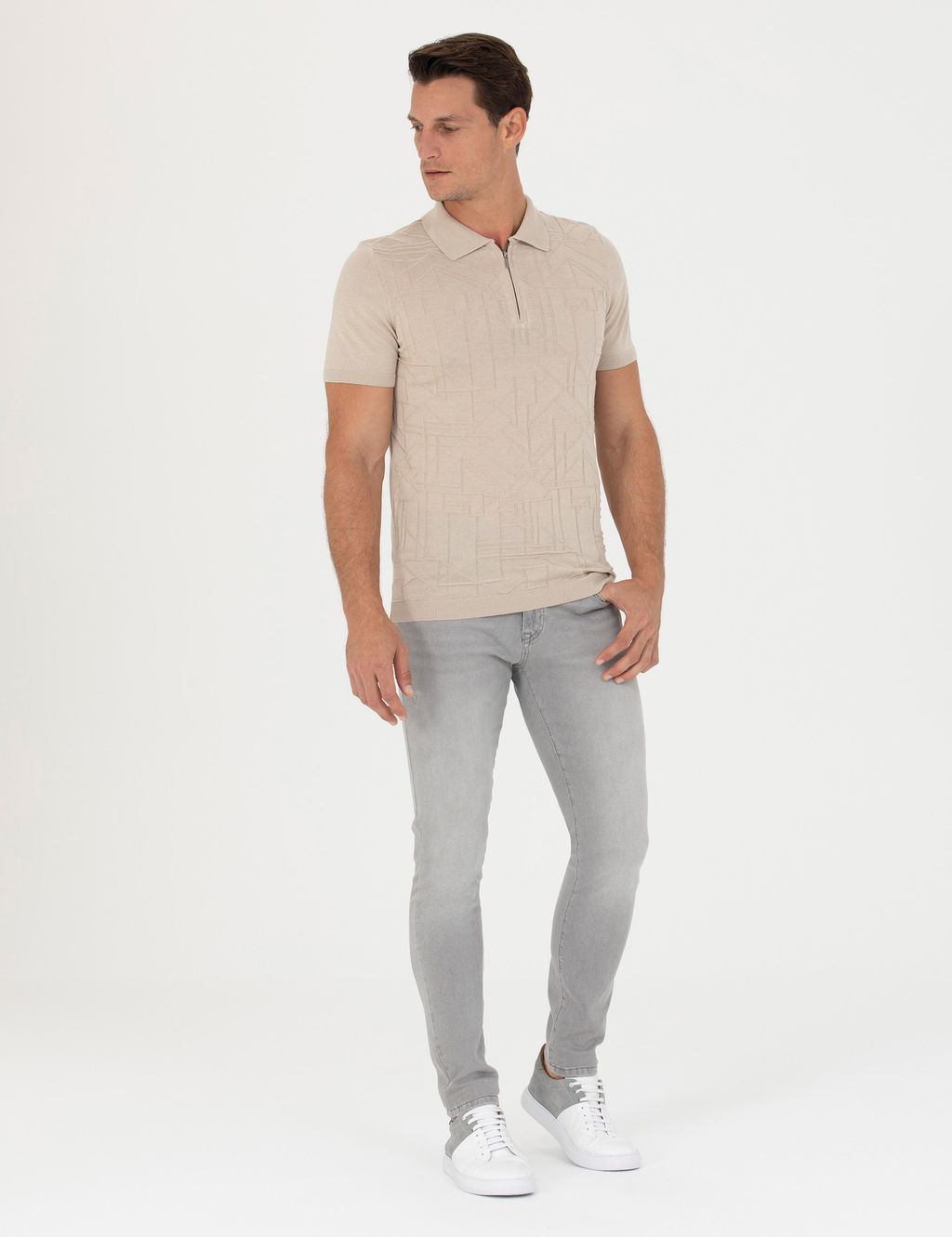 Бежевая приталенная трикотажная футболка с воротником-поло