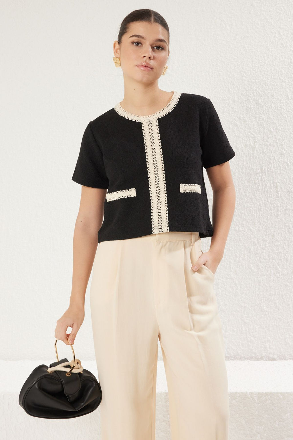 Trendyolmilla Siyah Renk Bloklu Crop Regular/Normal Kal?p Tuvit Orme Bluz TWOSS25BZ00018