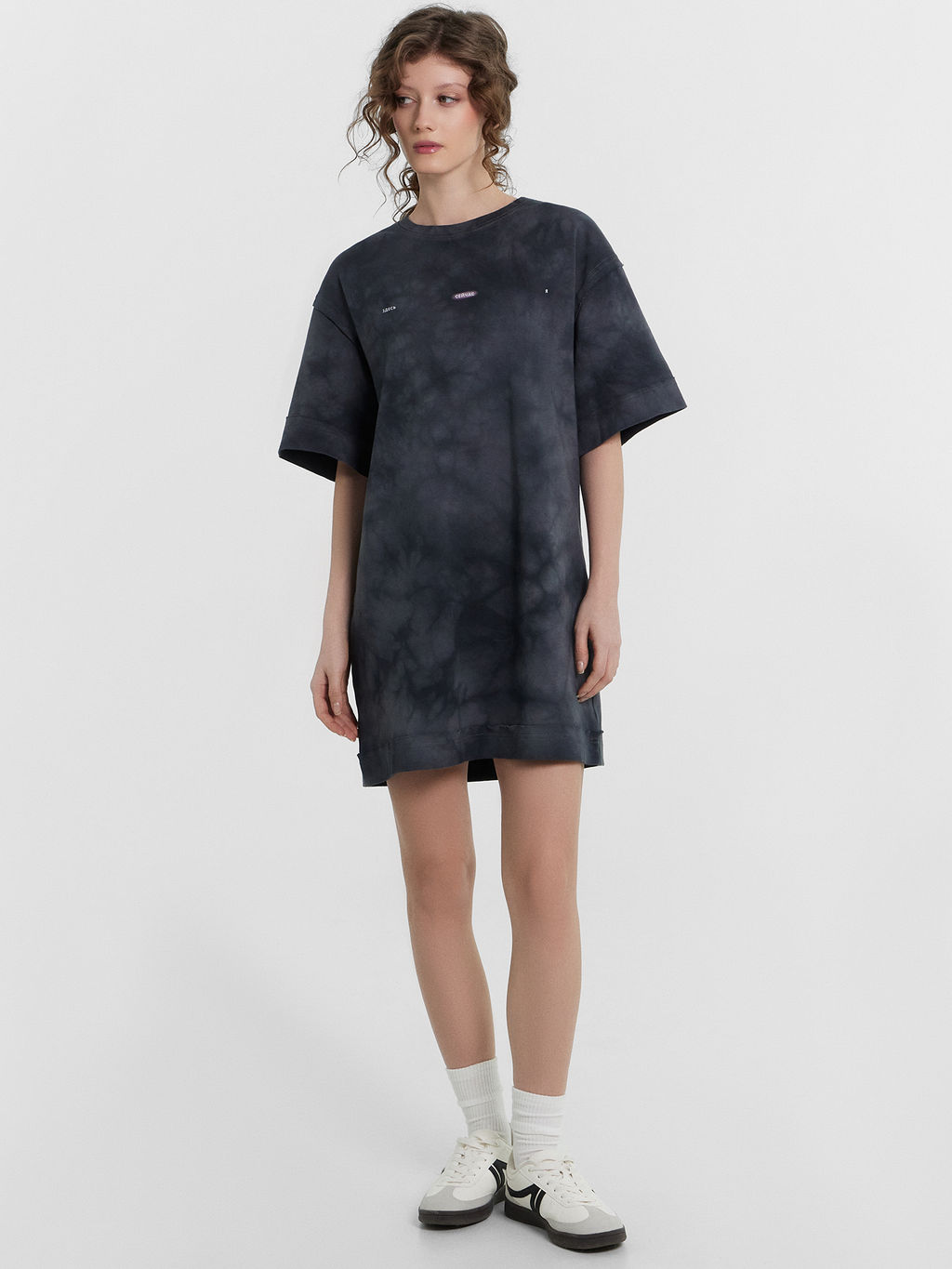 Платье женское серое с эффектом фаст-дай и надписью Здесь сейчас я Фаст Дай на графите 152585 - Mark formelle фото 2