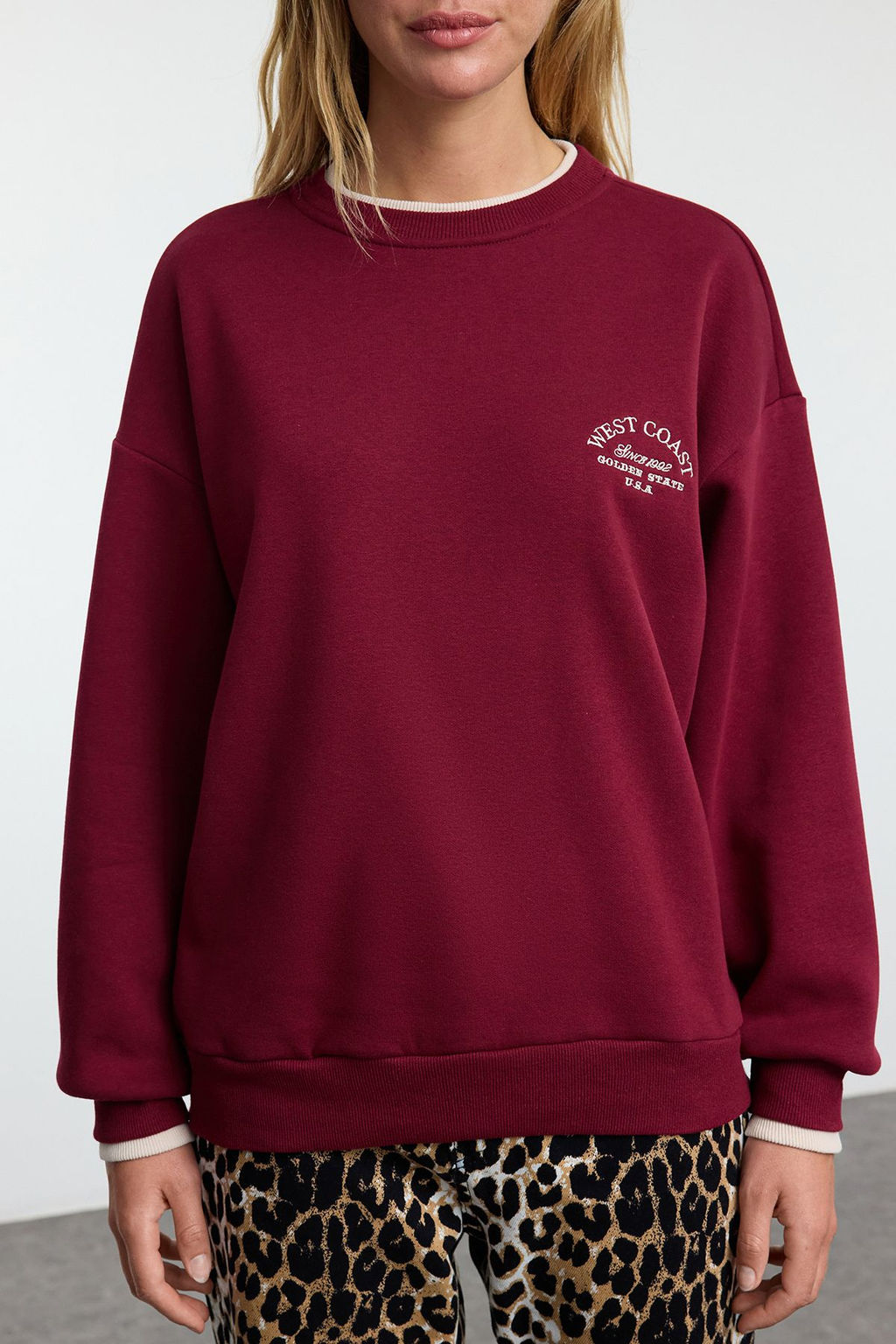 TRENDYOLMILLA Bordo Slogan Nak?sl? Renk Bloklu Oversize Kal?p Kal?n Ici Polarl? Orme Sweatshirt TWOAW25SW00245 фото 3