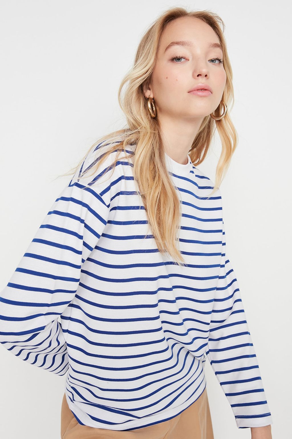 Beyaz Cizgili Oversize/Genis Kesim Bisiklet Yaka Ince Orme Sweatshirt TWOAW23SW00326
