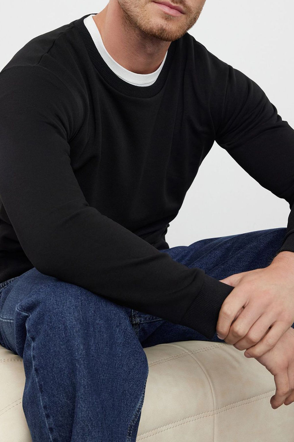 Siyah Regular/Normal Kesim Dokulu Panel Detayl? Basic Sweatshirt TMNAW25SW00149
