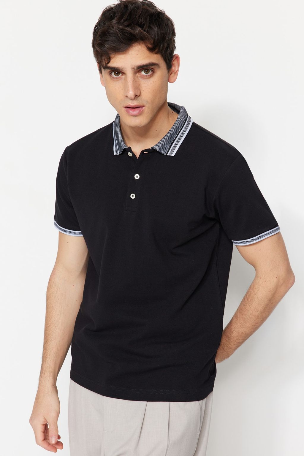 Beyaz Slim/Dar Kesim %100 Polo Yaka T-shirt TMNSS22PO00014