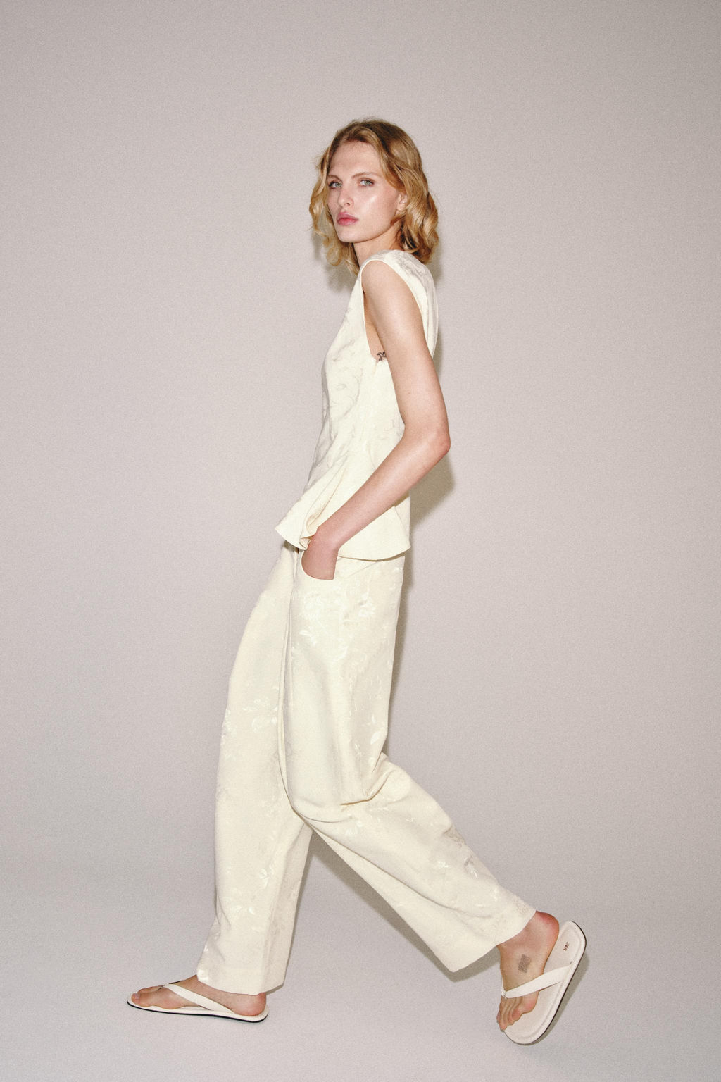 PANTAL?N BARREL JACQUARD ZW COLLECTION / Crudo / Beige - Zara фото 3