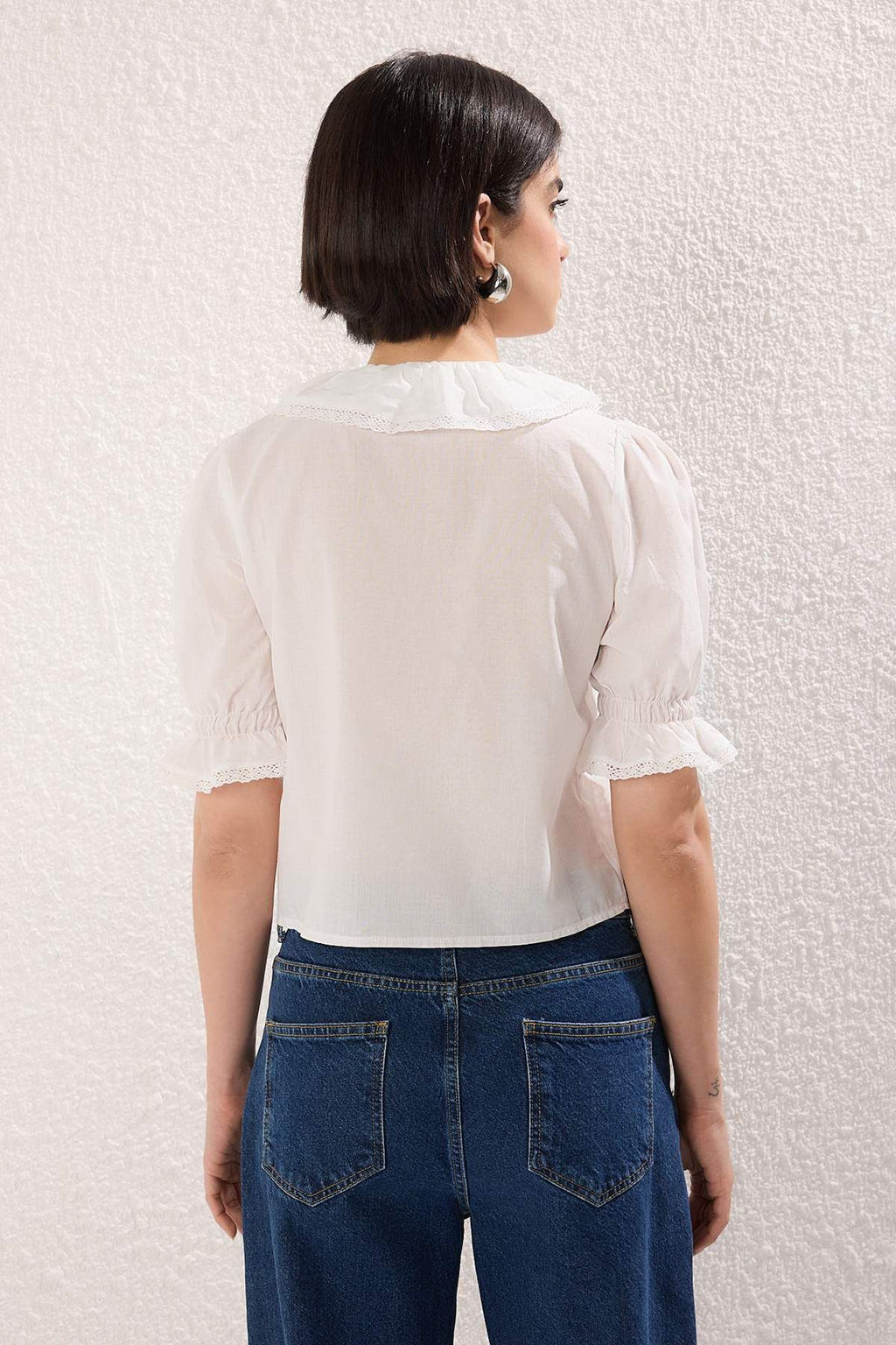 Trendyolmilla Beyaz F?rf?r Detayl? V Yaka Gomlek TWOSS25GO00164  фото 4