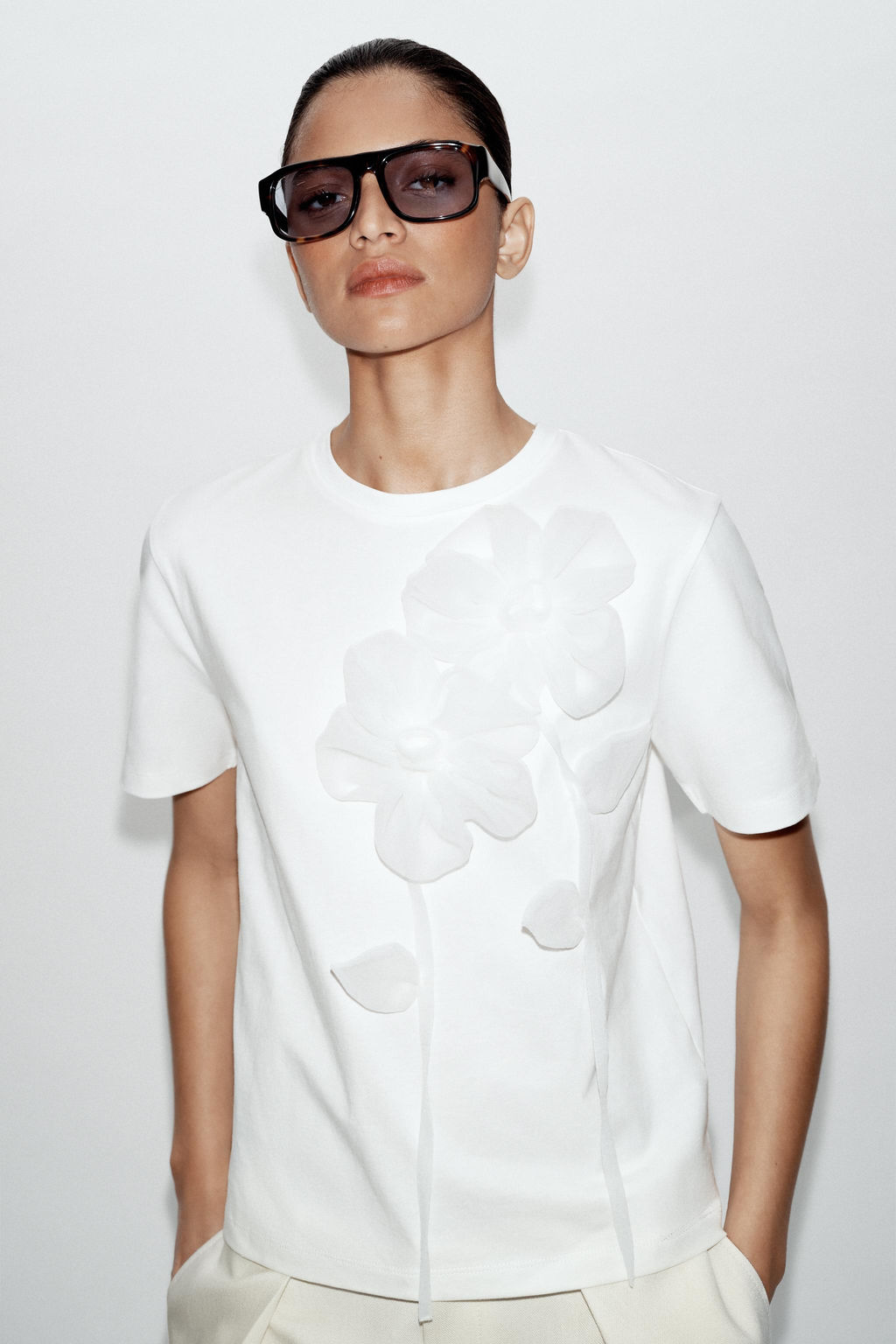 CAMISETA FLORES VOLUMEN / Blanco