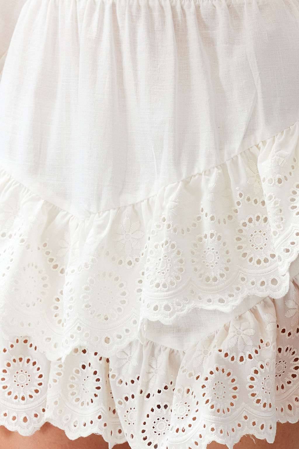 TRENDYOLMILLA Plaj Giyim Briddal Beyaz Mini Dokuma Brode Detayl? Flaml? Pamuk Plaj Etek TBESS24ET00004 фото 5