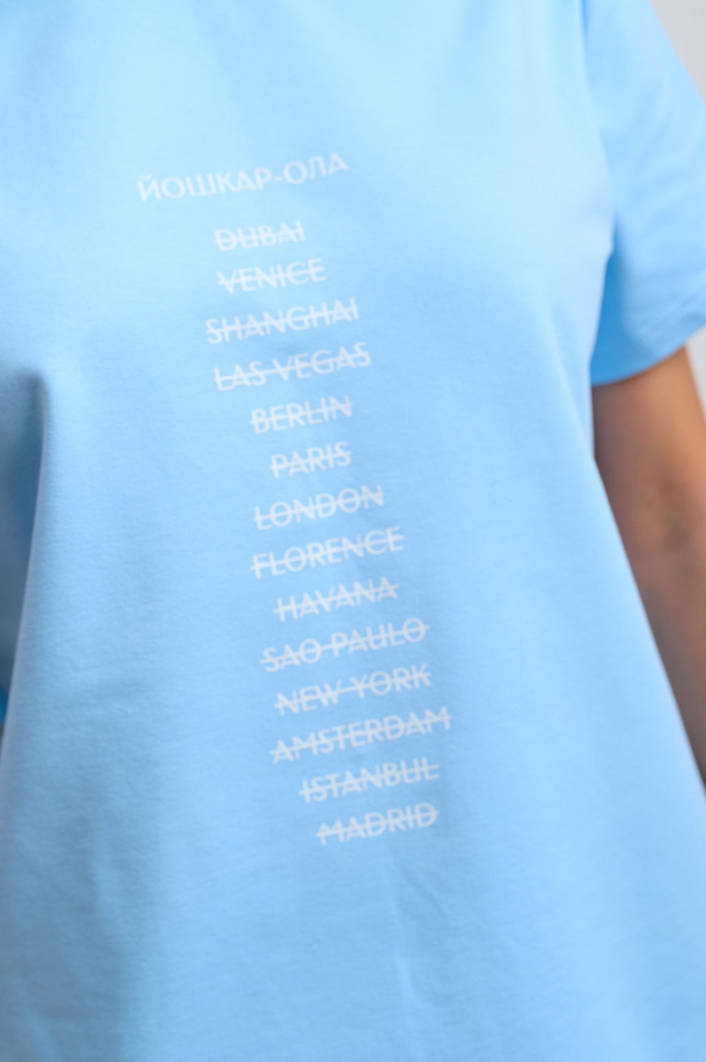 Футболка женская голубая "Зачеркнутые города"