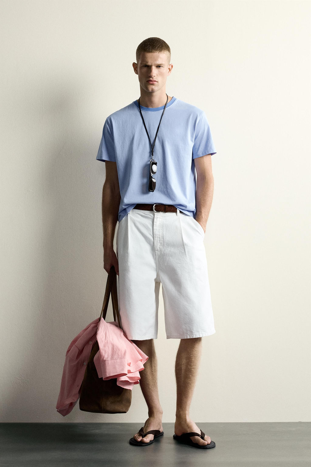 CAMISETA RELAXED FIT CUELLO CONTRASTE / CELESTE