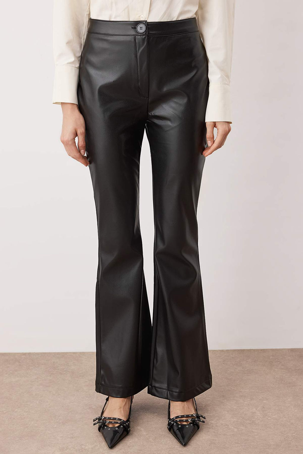 Siyah Suni Deri Flare Pantolon TWOAW26PL00069 - Trendyolmilla фото 3