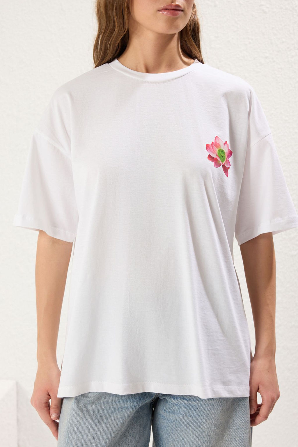 TRENDYOLMILLA Beyaz %100 Pamuk Oversize/Genis Kal?p On Arka Cicek Bask?l? Orme T-Shirt TWOSS25TS00099  фото 3