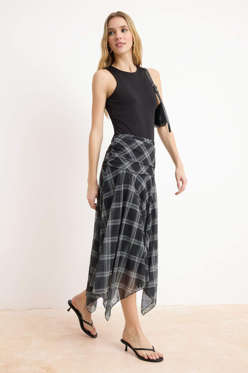 Cok Renkli Ekose Bask?l? Skater Asimetrik Etek Ucu Detayl? Esnek Orme Etek TWOAW26ET00037