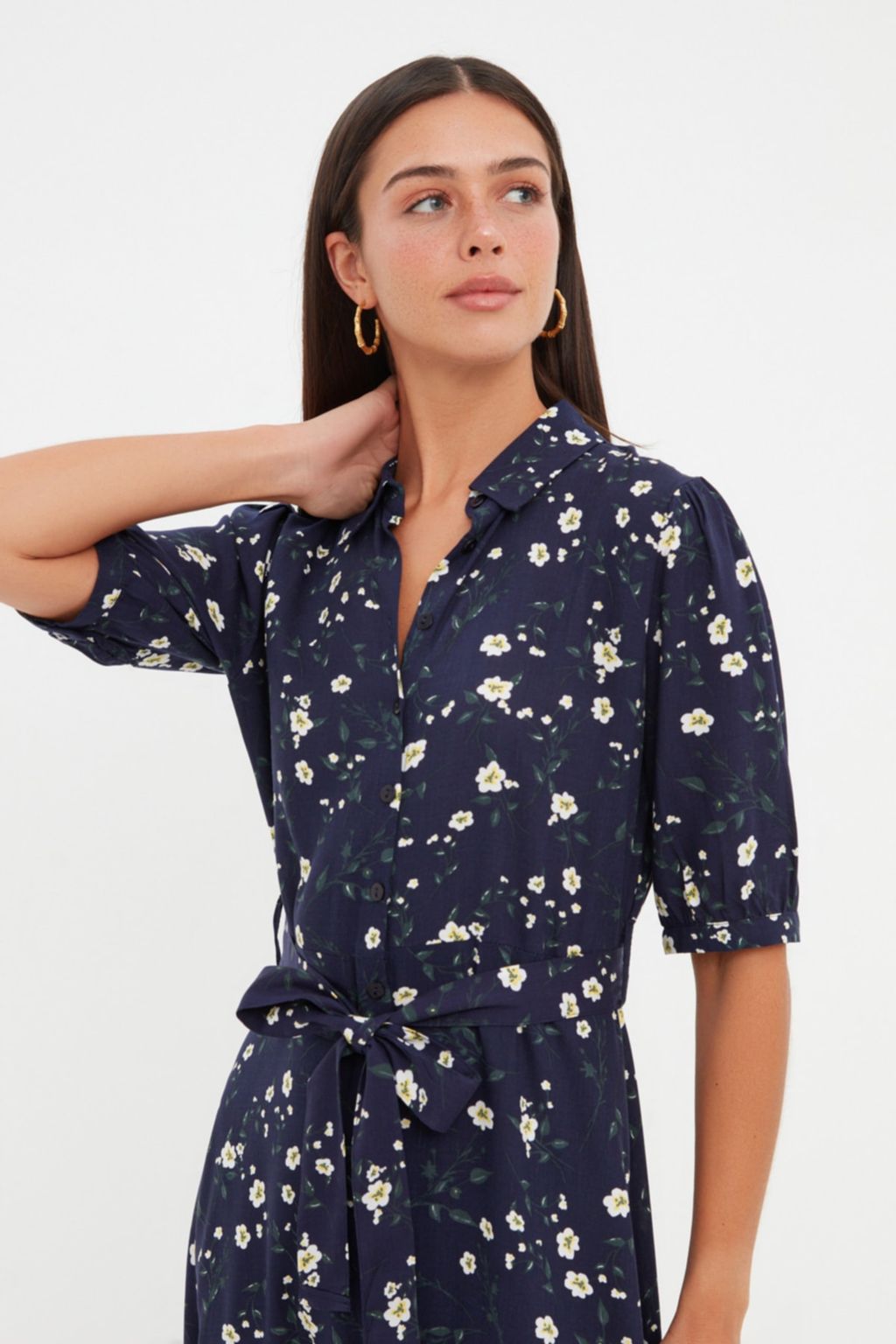 TRENDYOLMILLA Lacivert Cicek Desenli Kusakl? Midi Dokuma Viskon Gomlek Elbise TWOSS20EL1559 фото 15