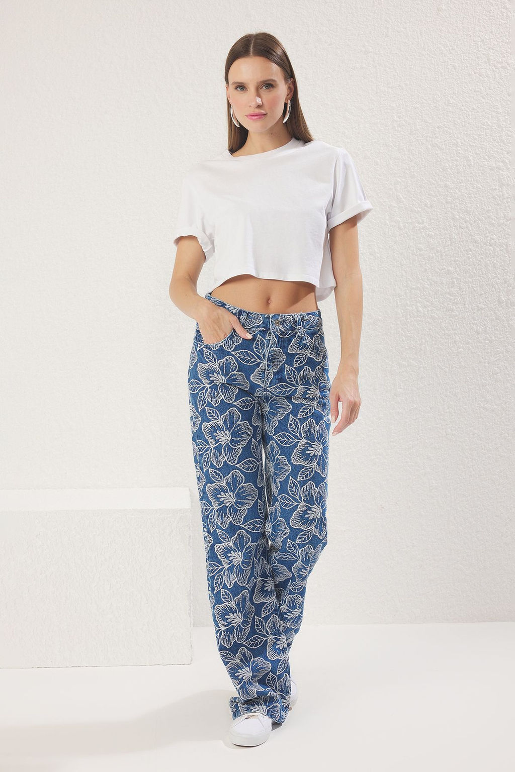 Koyu Mavi Jakarl? Cicek Desenli Normal Bel Wide Leg Jeans TWOSS25JE00202