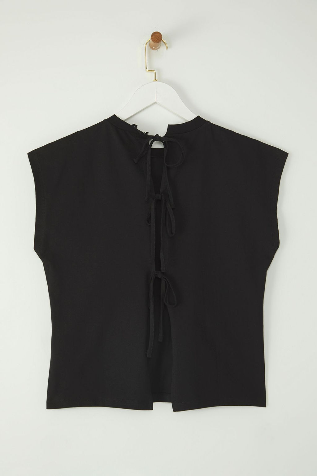 TRENDYOLMILLA Siyah %100 Pamuk Ay Kol Baglama Detayl? Bisiklet Yaka Orme T-Shirt TWOSS25TS00156  фото 6